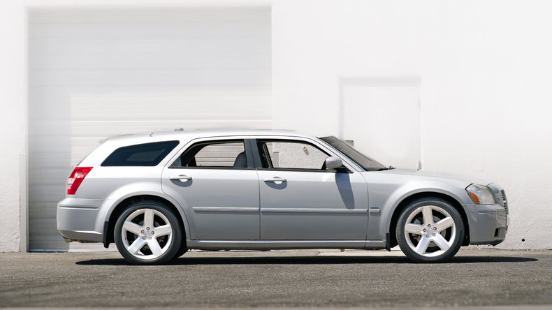 2005 Dodge Magnum R/T — exterior of the exact listed vehicle
