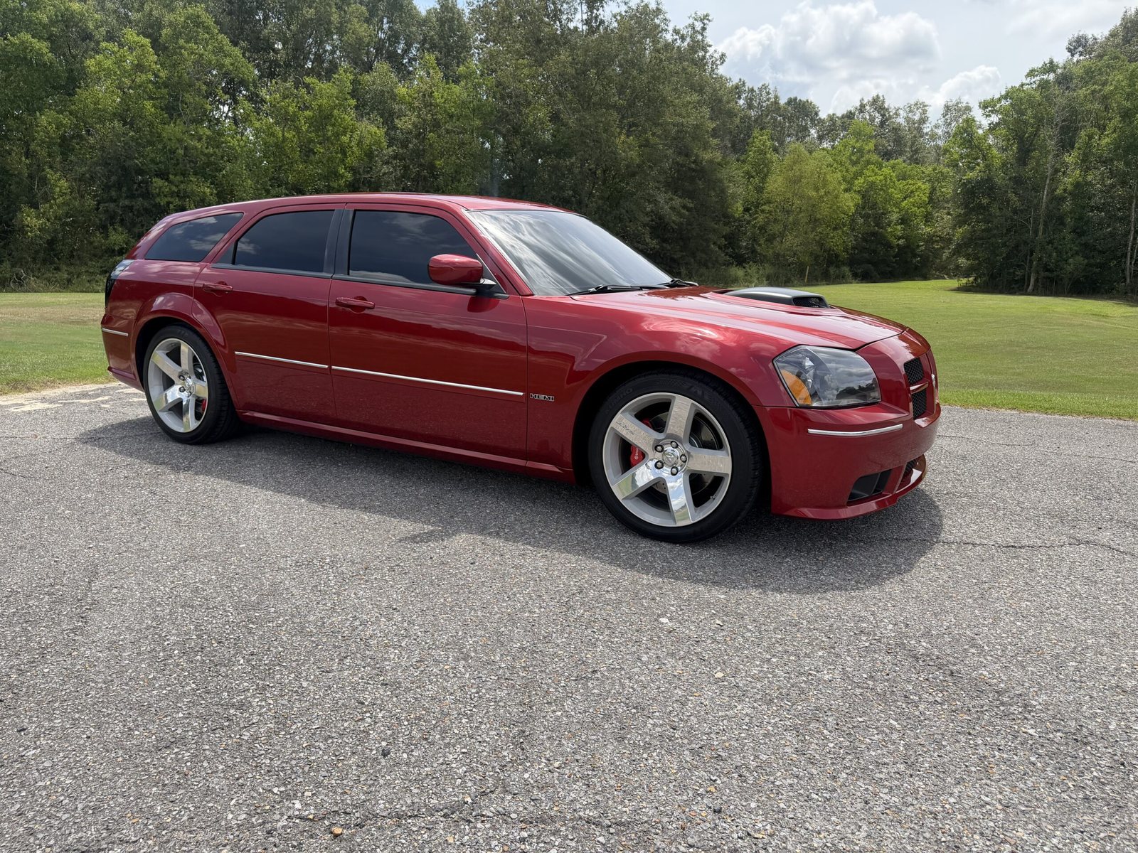 2006 Dodge Magnum SRT8 — representative real model exterior photograph