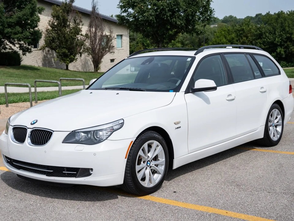 BMW 535i Sport Wagon xDrive — illustrative model photo
