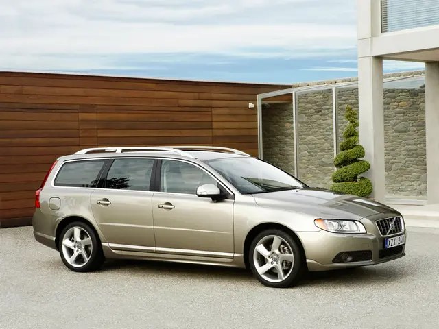 A Volvo V70 illustrates the road-focused wagon. The comparison uses explicitly identified U.S. model years.