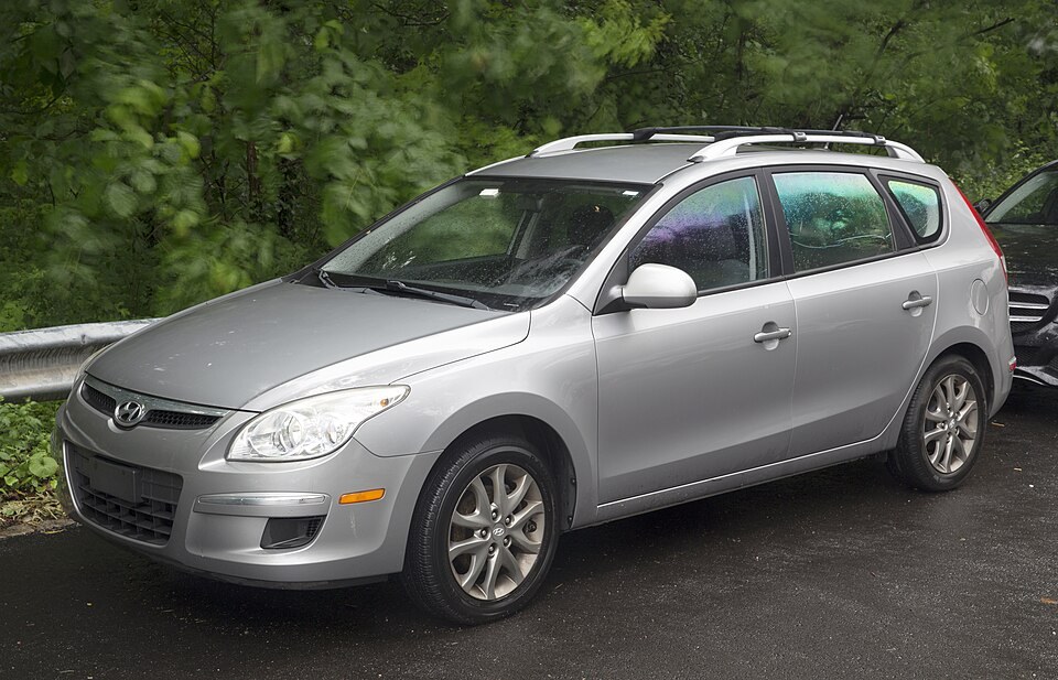 Hyundai Elantra Touring — illustrative model photo