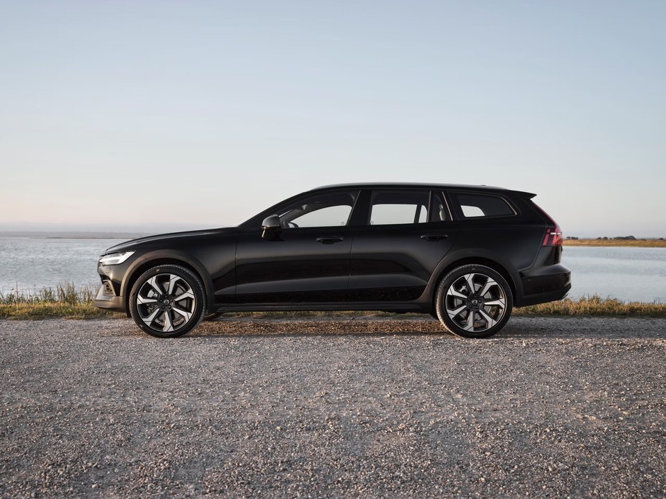 Volvo V60CC B5 AWD — illustrative model photo